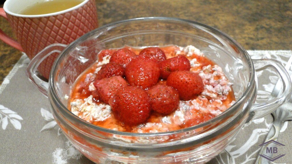 В пасмурное утро так приятны яркие краски завтрака с любимыми ягодами!