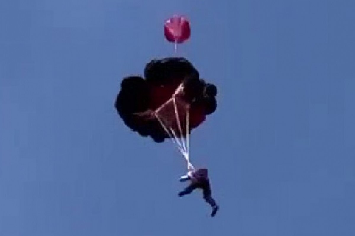    В Сочи на фестивале бейсджампинга едва не разбился парашютист