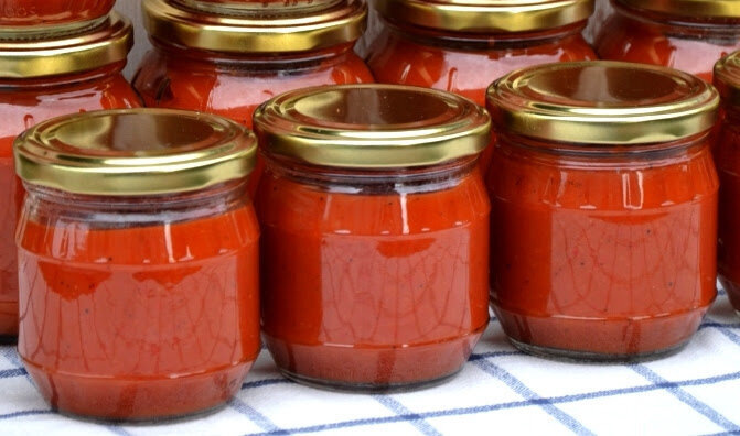 Вот такой кетчуп с тыквой варю осенью: гуще обычного, вкуснее яблочного. Ленивый метод: из баночки томата - много банок вкуснейшего кетчупа