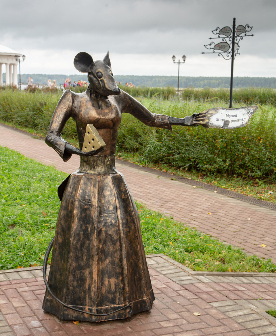 Памятник мышке в городе Мышкине на левом берегу Волги