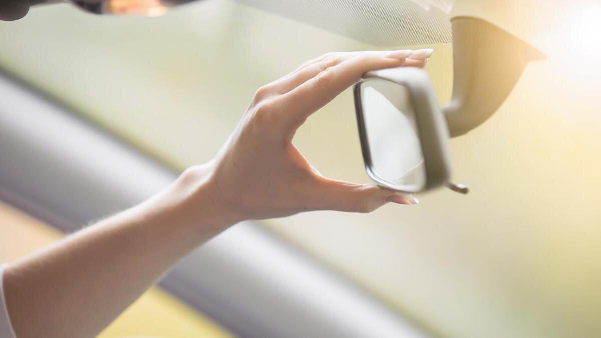    Регулировка зеркала в машине:Freepik