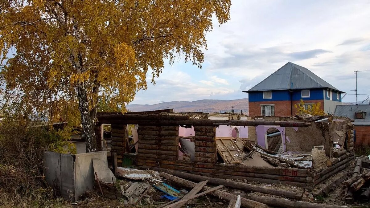     Красноярский фотограф Сергей Токарев прогулялся по Николаевке и показал, как она пустеет перед сносом и застройкой.