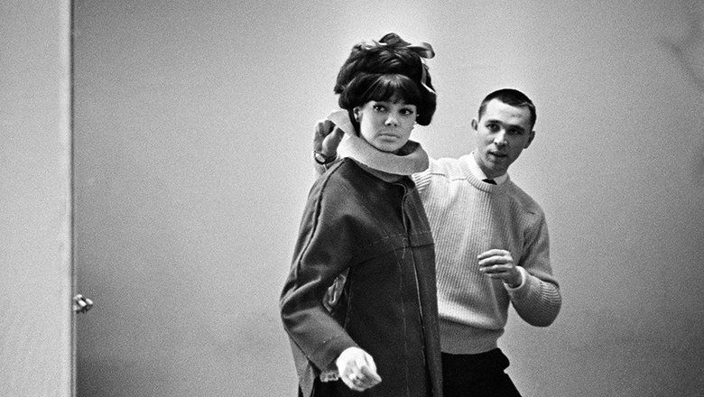 Художник-модельер Вячеслав Михайлович Зайцев и знаменитая манекенщица Регина Збарская, 1963 год | Источник: РИА «Новости»
