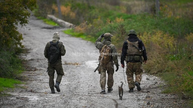 Бойцы ЧВК «Вагнер» и кот Симба в освобожденном селе Зайцево под Бахмутом, октябрь 2022 года Фото: @photopmc