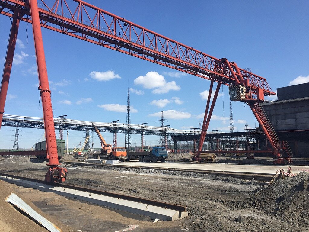 фото из интернета. Территория нашего складского комплекса меньше, и фото козлового крана на память я не делала. Не думала я, что он мне будет так дорог 