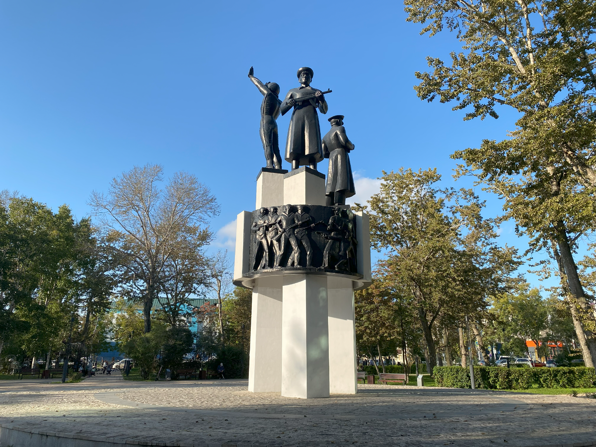 Фото автора: Памятник пограничникам в сквере Пограничников. 