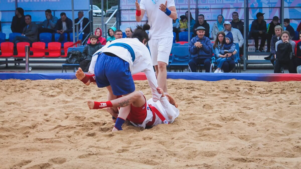     Спортсменка из Тюмени Альбина Молдажанова, которая победила в международном турнире по боксу среди женщин, получила в ходе соревнований предложение о переходе в команду Киргизии. Об этом сообщил тренер тюменки Александр Паули.