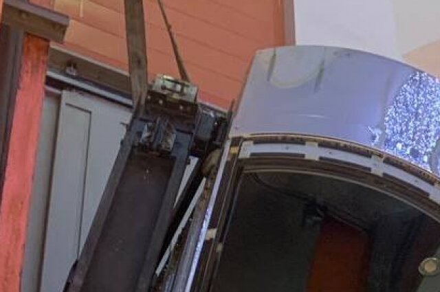    Скорее всего, поломка этого ролика вызвала опрокидывание кабины лифта. Фото: СУ СК России по Самарской области Телеграм