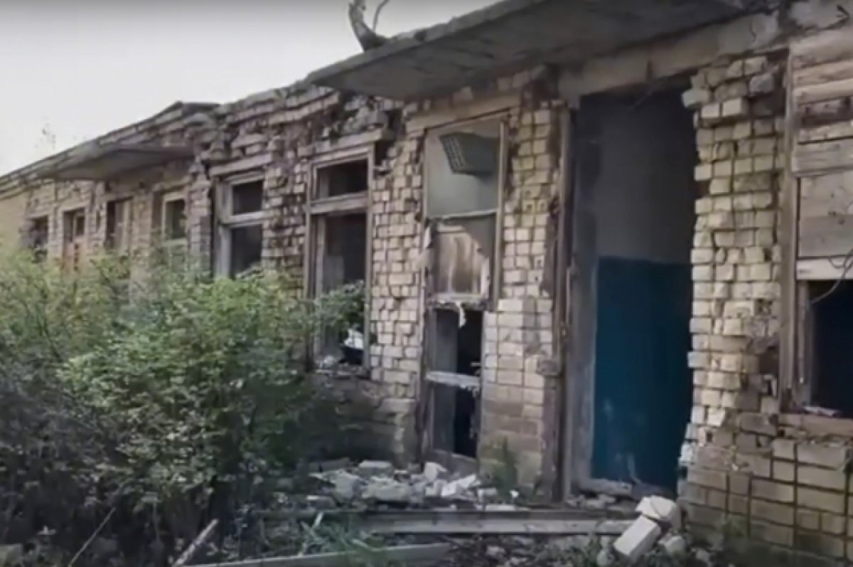    В посёлке Орша под Тверью дети ходят в школу мимо заброшенного здания морга