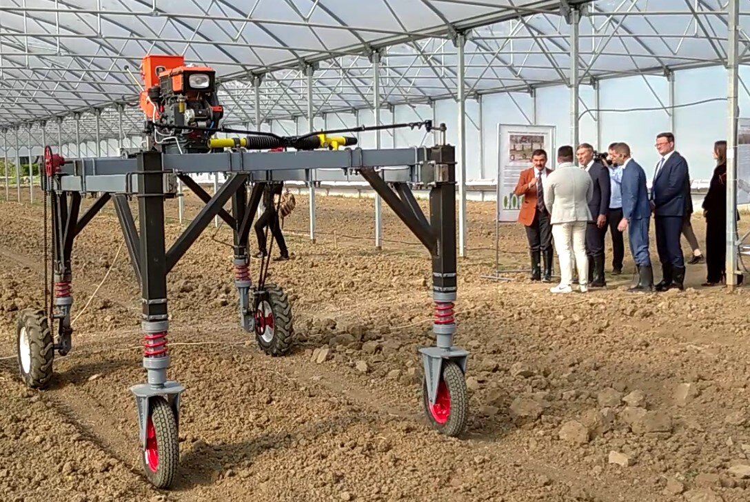 Этот металлический монстр пришёл на поле с доброй миссией: он готов безопасно облучить растения. На фото – самоходная машина-облучатель.