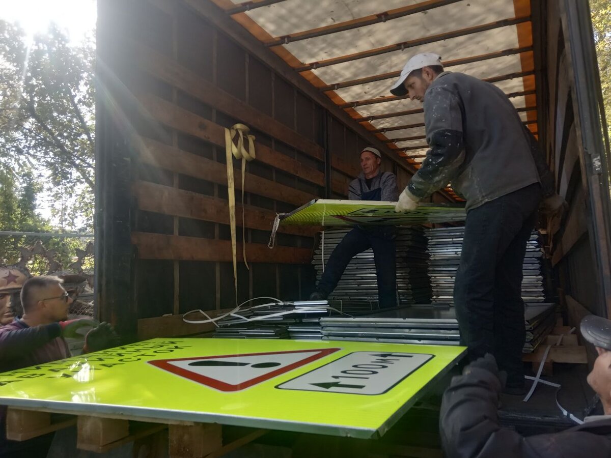    Более 1100 дорожных знаков из Югры доставили для размещения на улицах Макеевки