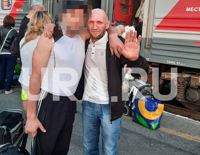    Юрий Хворов (справа) сфотографировался с братом перед отправкой в зону СВО