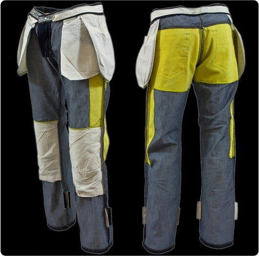 Желтый материал - кевлар, или арамидная ткань, не рвется, не истирается, не горит. По бокам - кармашки для установки защиты бедер, и на коленях они же.