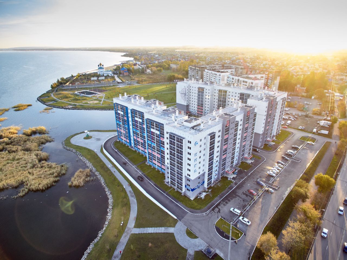 Озера в городе челябинске. ЖК Смолинский Новороссийская. ЖК Смолинский Челябинск. Жилой комплекс Чайка Челябинск Смолино. Сквер Смолинский Челябинск.