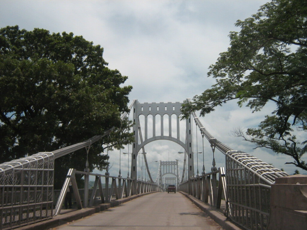 © Intimaralem85 / CC BY-SA 1.0 (Puente Choluteca Bridge – этот мост через Чолутеку построили в 1930-х. Именно с целью его разгрузки в 1996 г. начали возводить второй мост с объездной дорогой, о котором упоминается в статье. Этот объект также выстоял во время стихии. Движение по нему вновь запустили в 2002 г.)
