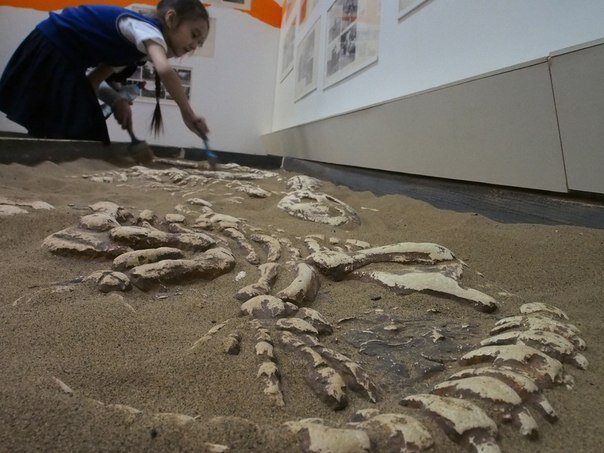 Играем в археолога. В принципе, дальше с ребенком можно и не идти :-)