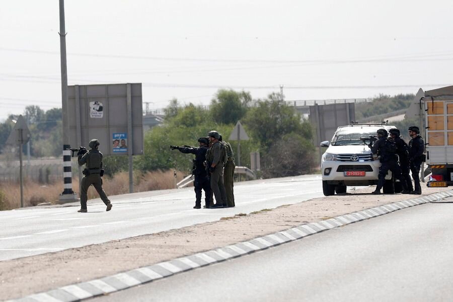    Израильские военнослужащие у города Ашкелон © ATEF SAFADI/EPA/ТАСС