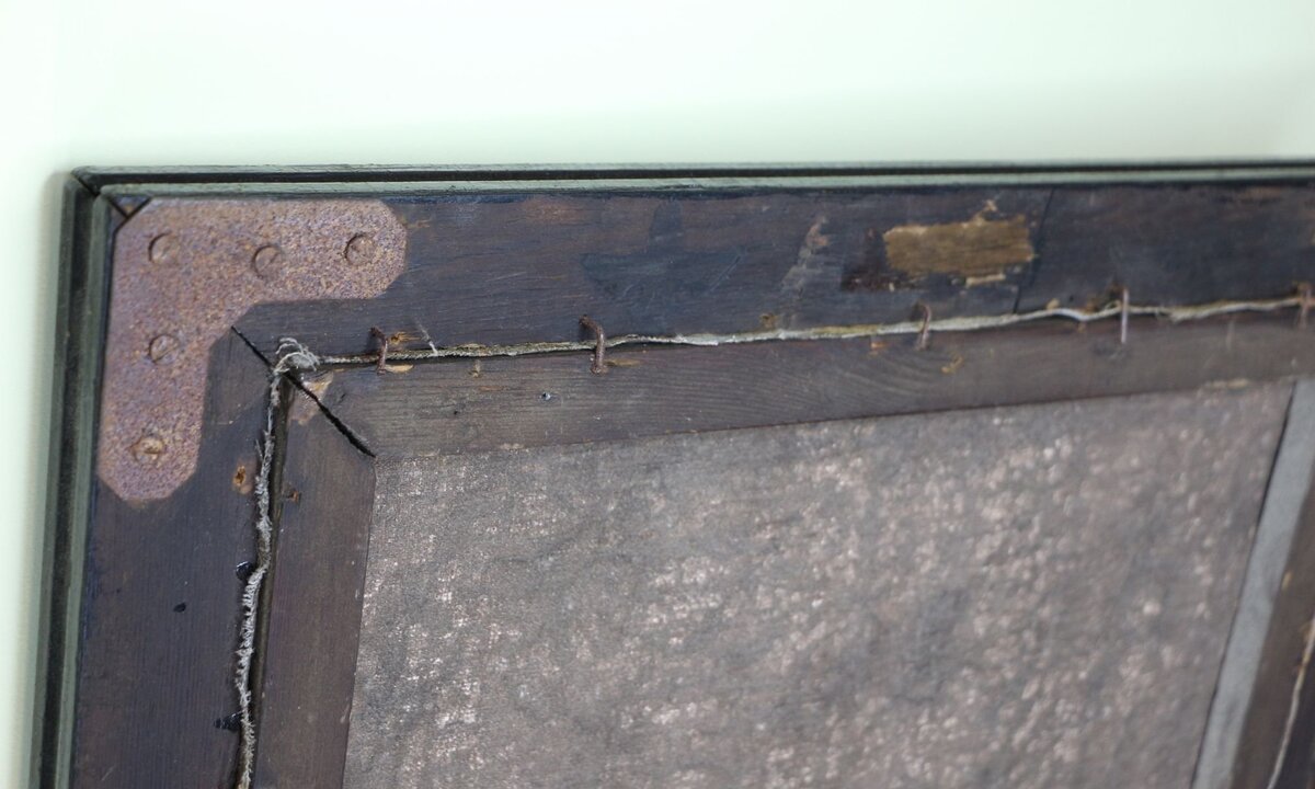 Выжженный двуглавый орел и место на котором явно что-то было приклеено