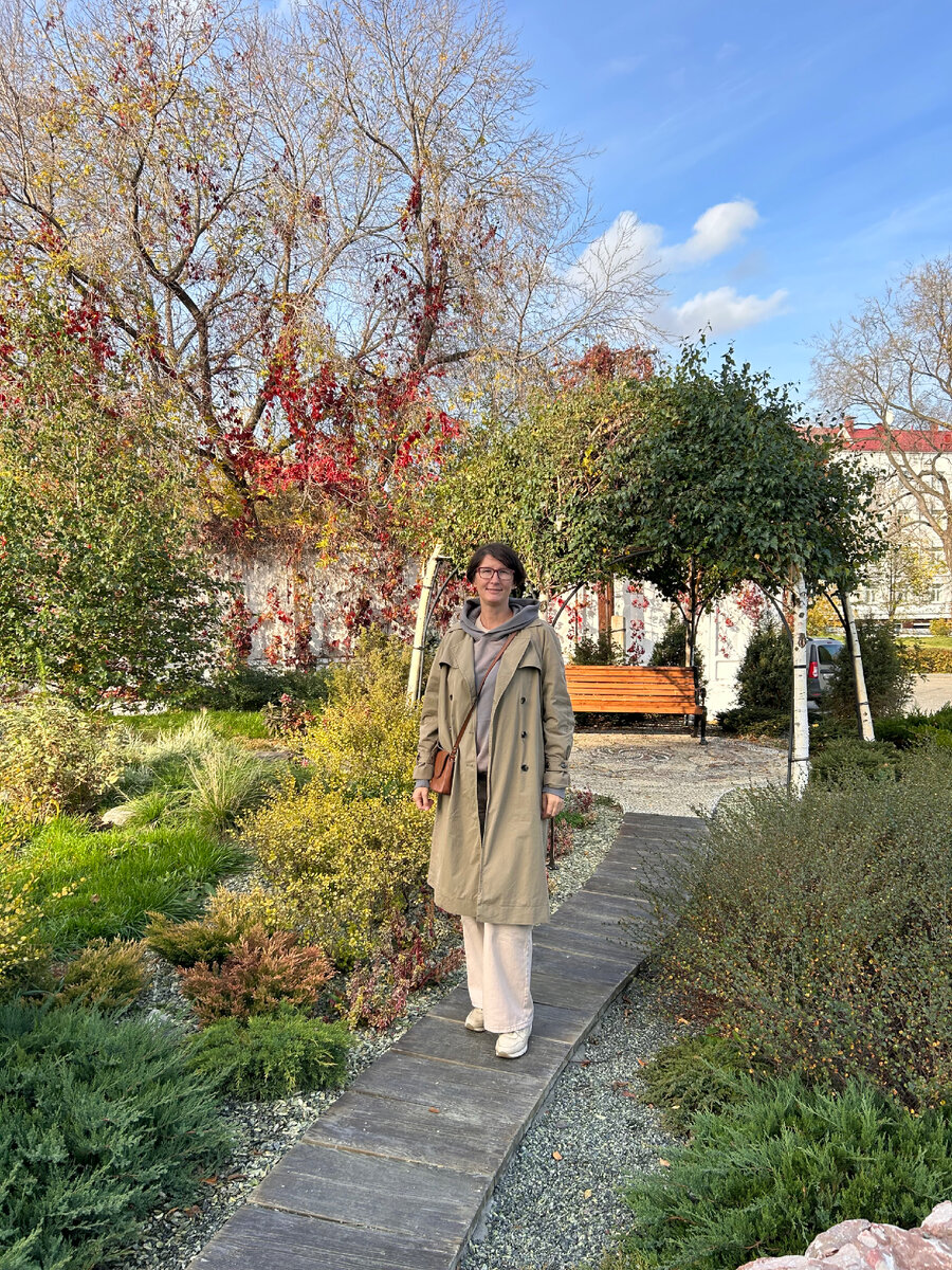 За моей спиной беседка из березок