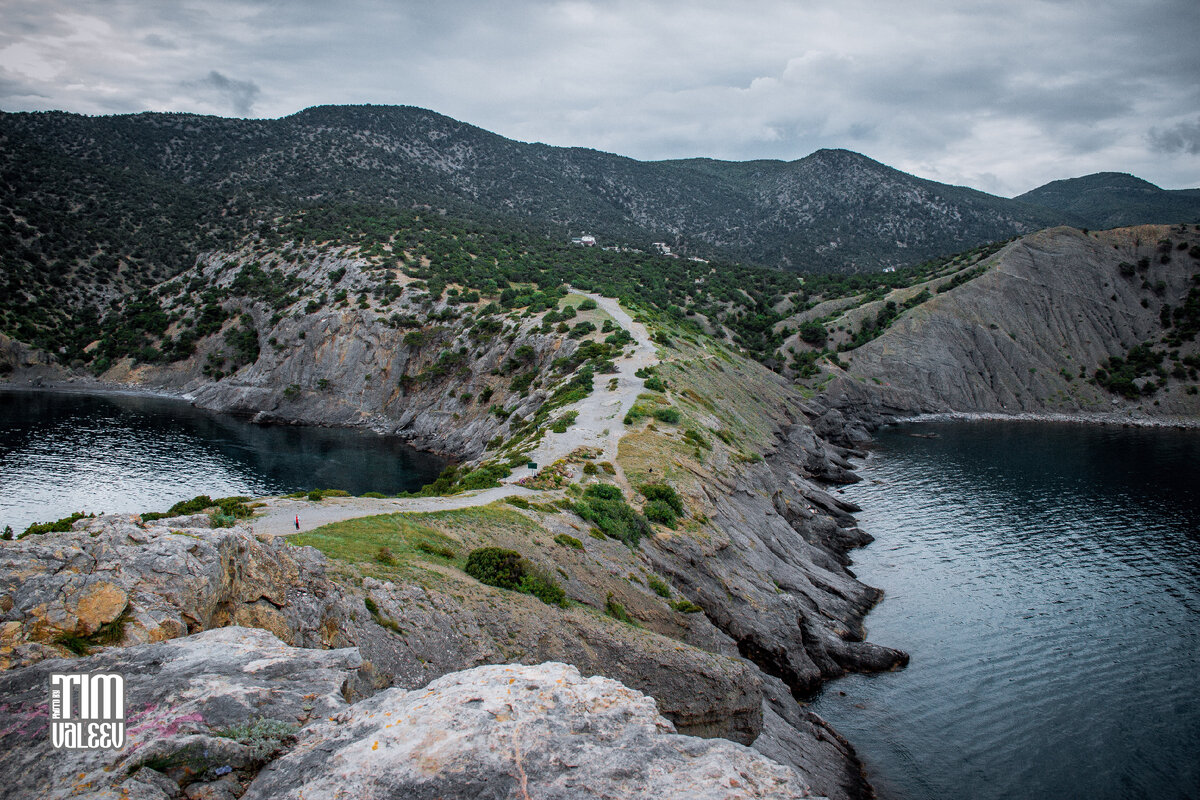Мыс Капчик, точнее, его спина. Налево - Цврский пляж. Направо - Голицынская тропа