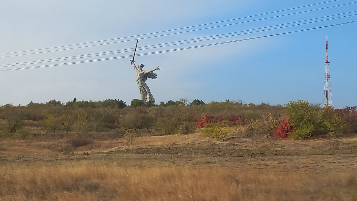 РОДИНА-МАТЬ из окна поезда.