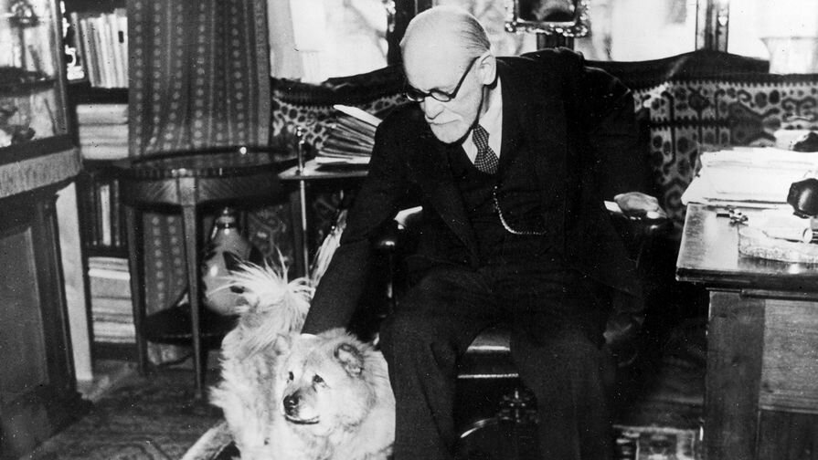 
Зигмунд Фрейд со своей собакой Жо-Фи у себя в кабинете в Вене, 1937 год
