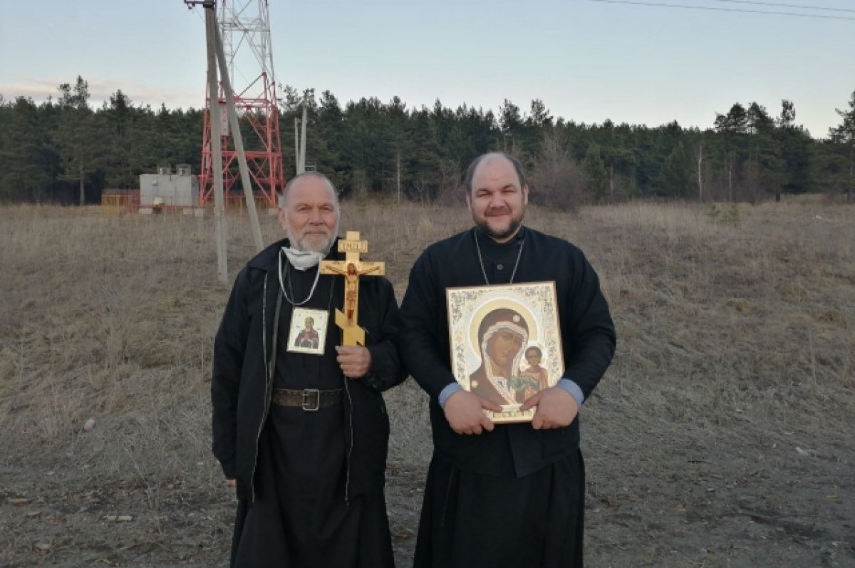    Инок Терентий (слева).