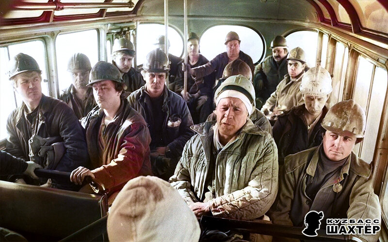Фото: Александр Наумов. Директор шахты в белой каске и широком подкаснике в вахтовом автобусе среди рабочих. Снимок не имеет прямого отношения к истории, а лишь косвенно иллюстрирует публикацию.