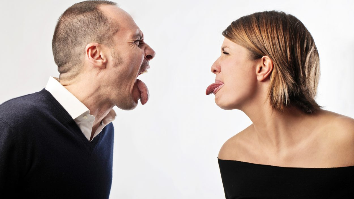 Психологическое оскорбление. Женская агрессия. Мужчина и женщина эмоции. Ссора. Мужчина и женщина спорят.
