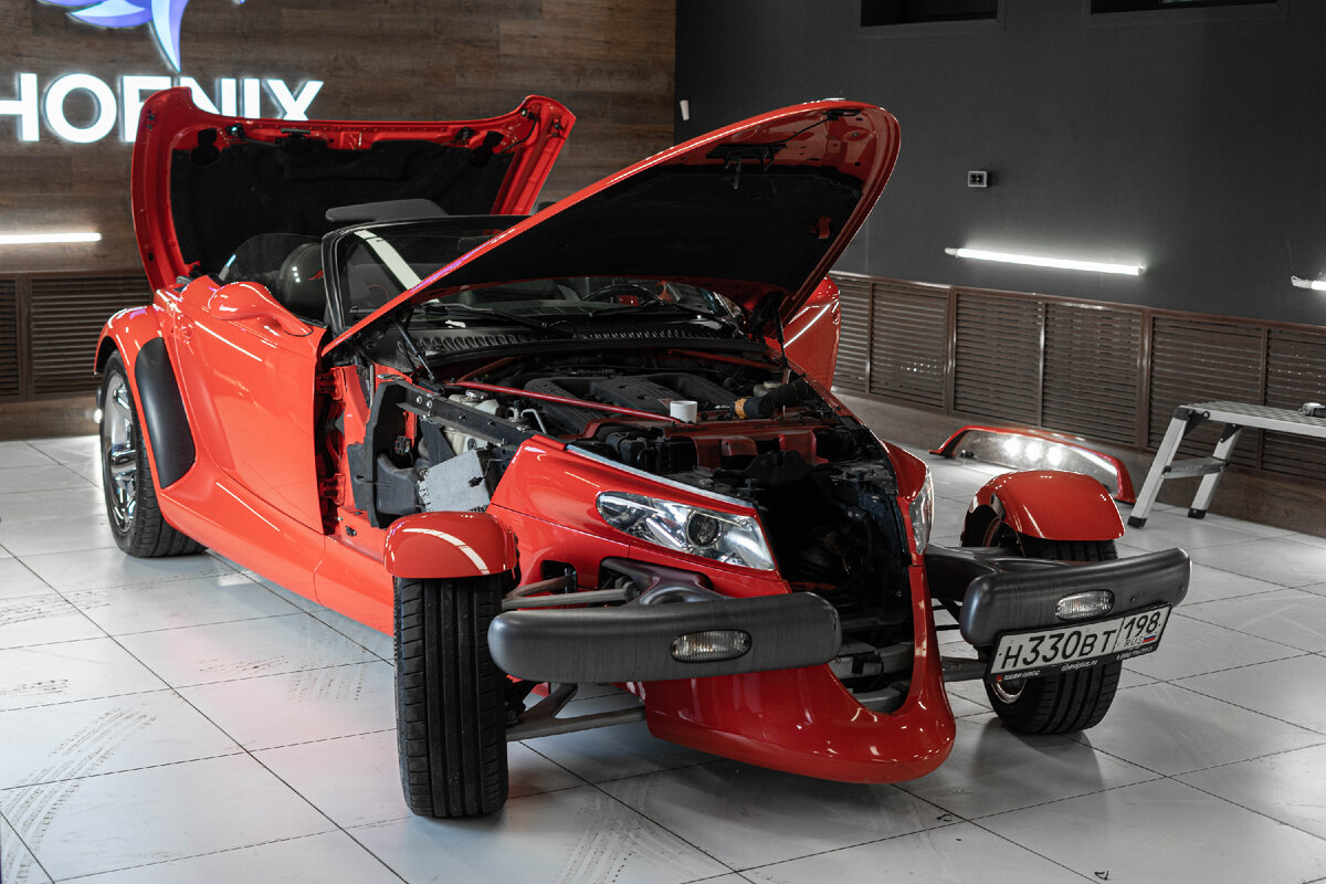 Защита кузова полиуретановой плёнкой редкого автомобиля Plymouth Prowler! 
Этот автомобиль, сочетающий в себе элементы ретро-стиля и современной технологии, требует особого ухода и защиты, чтобы сохранить свой неповторимый вид.