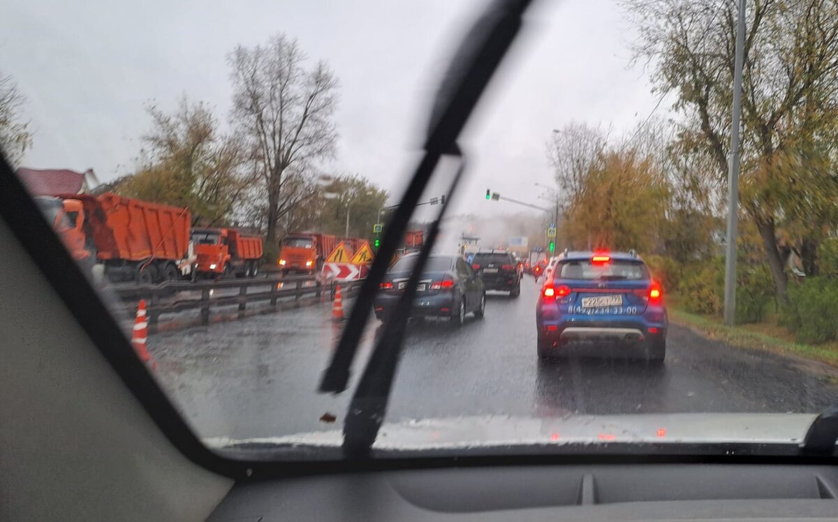 Даже не знаешь, кому больше посочувствовать: тем, кто застрял, или тем, кому под проливным дождём класть асфальт.