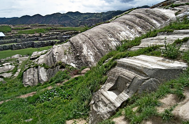 В Наупа-Уака, который находится всего в нескольких километрах от города Ольянтайтамбо в Перу, есть загадочные древние загадки, которые специалисты до сих пор не могут объяснить. 
Есть утверждения, что еще до входа в это место можно почувствовать мистическую золотую эру, как если бы в этом месте в далеком прошлом произошло что-то великое и происходит до сих пор. Не нужно много времени, прибыв на место, чтобы осознать невероятный уровень мастерства строителей, которые просто забрасывают вопросами все знания человечества о древних цивилизациях, в основном об их невероятных технологиях.
