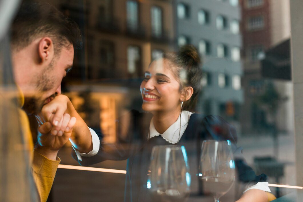 https://ru.freepik.com/free-photo/man-kissing-hand-of-smiling-woman-near-glasses-of-wine-in-restaurant-near-window_3624590.htm