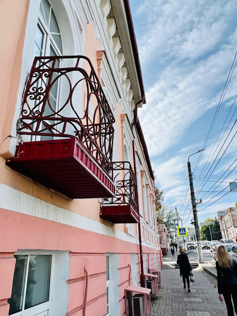    На эти ажурные балконы выходили цари, поэты и возлюбленная Лермонтова