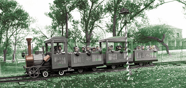    Детская железная дорога в парке Дзержинского пару десятилетий назад. Должно быть по тому поводу, что Феликс Эдмундович руководил еще и железными дорогами. Да и на поприще борьбы с беспризорничеством немало сделал