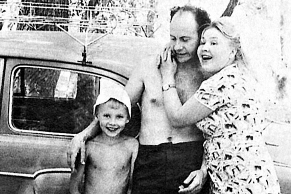 Екатерина Савинова с мужем и сыном, семейное фото