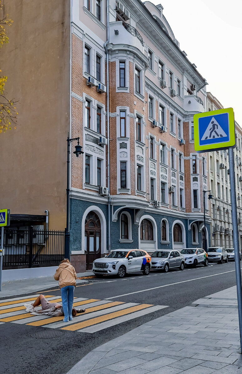 Девочки делают контент)))