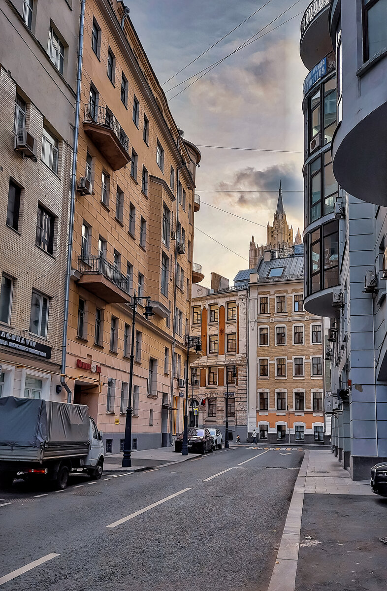 Кривоарбатский переулок