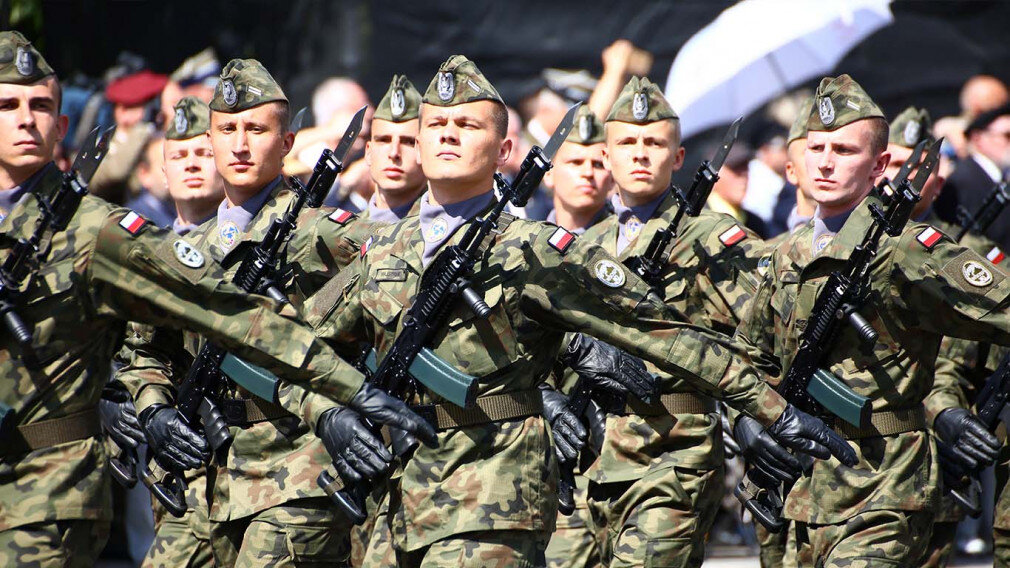 Польские военные  в строю.  фото: картинки яндекса.