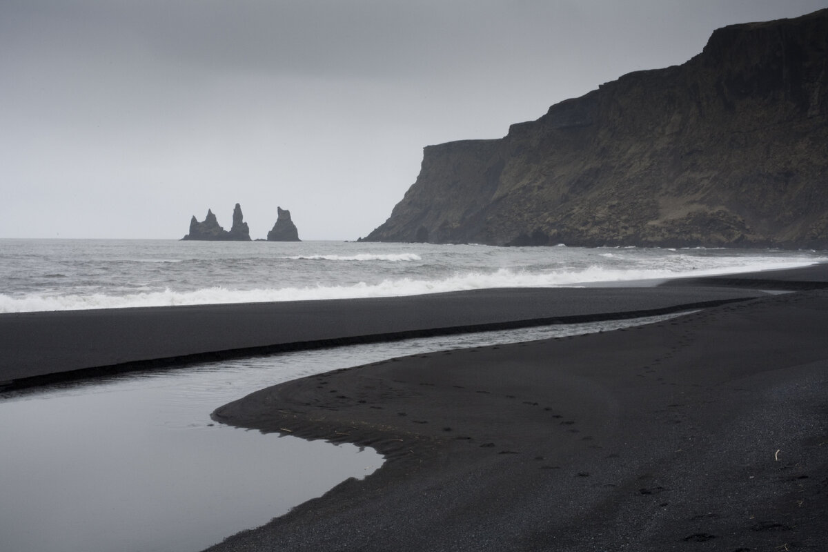 пляж с чёрным песком 