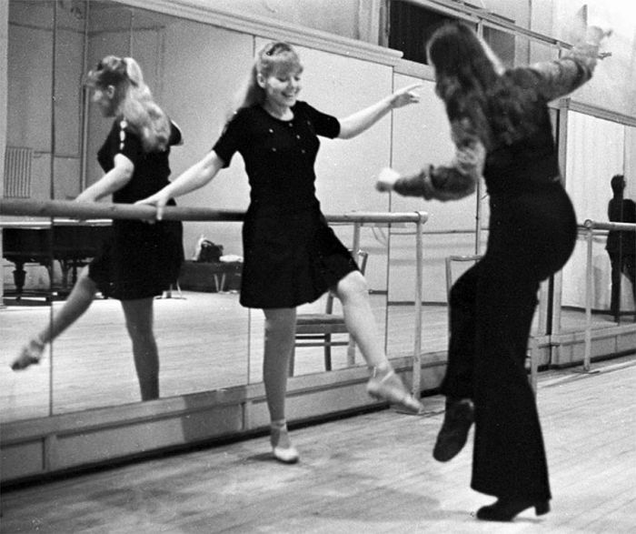 Людмила Сенчина (слева) на занятиях в балетном классе, 1974 год 