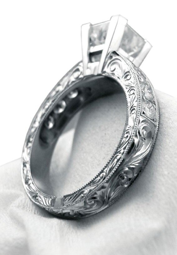 Платина мягкая и легко царапается. Более глубокие резы помогают скрыть мелкие царапины и создают четкий дизайн.