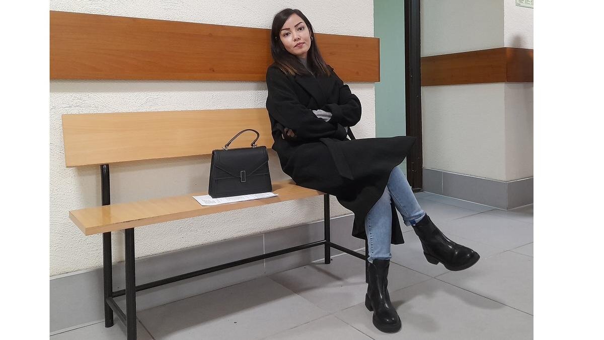    Кобра Хассани в коридоре суда. Фото: Анна Мотовилова / MR7