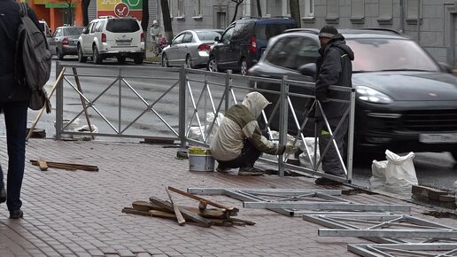 В центре Ульяновска начали появляться неприглядные оцинкованные ограды