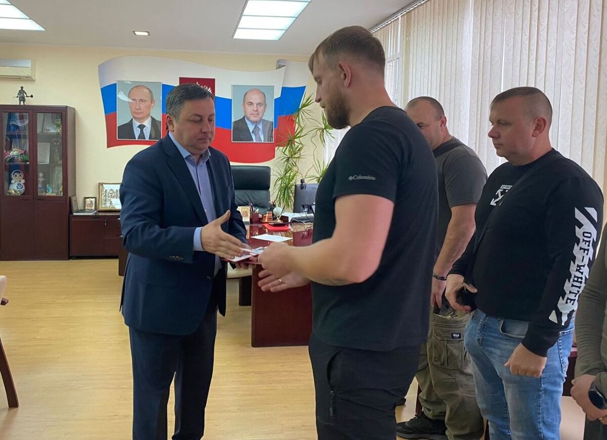    В Курской области глава Железногорска вручил удостоверения ДНД 7 дружинникам