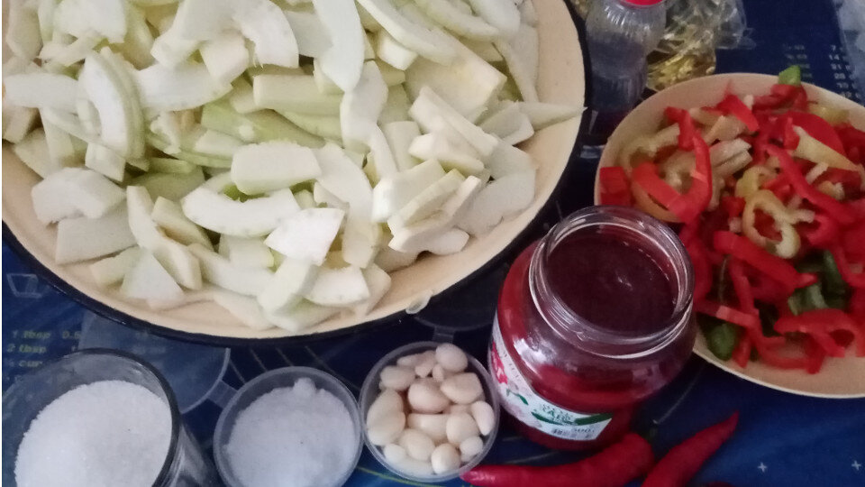 Салат Тещин язык из кабачков, томатная паста и перца на зиму реце�пт фото пошагово и видео
