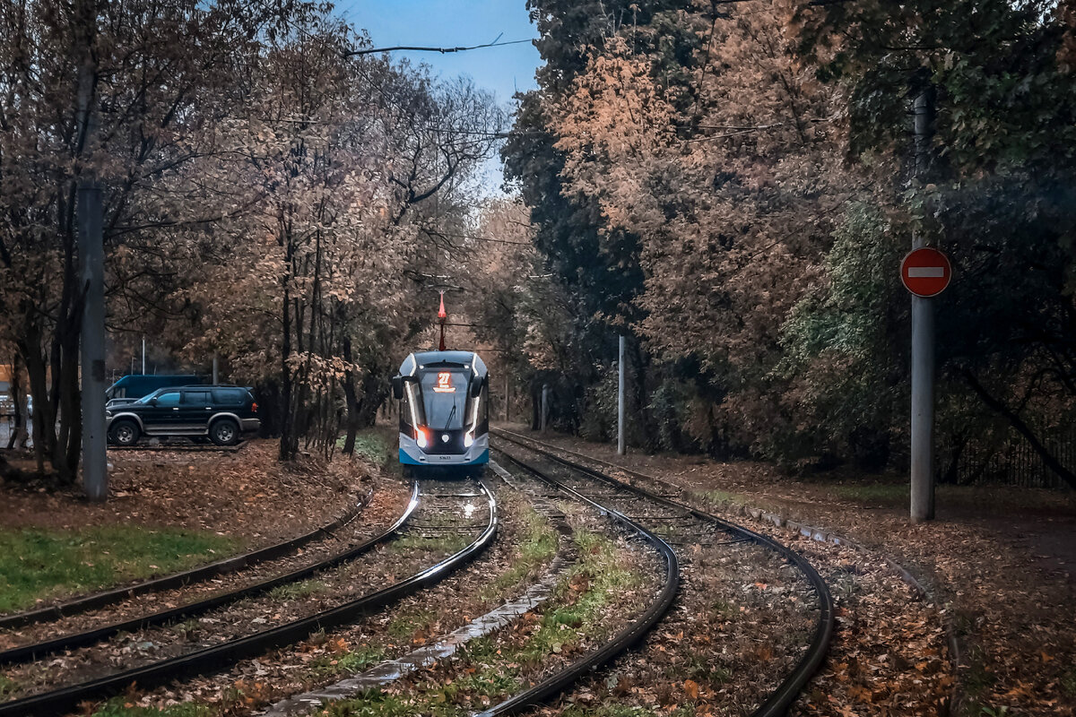 Трамвай № 27 подъезжает к Красностуденческому проезду. Фото ph_zakharenkova октябрь 2023