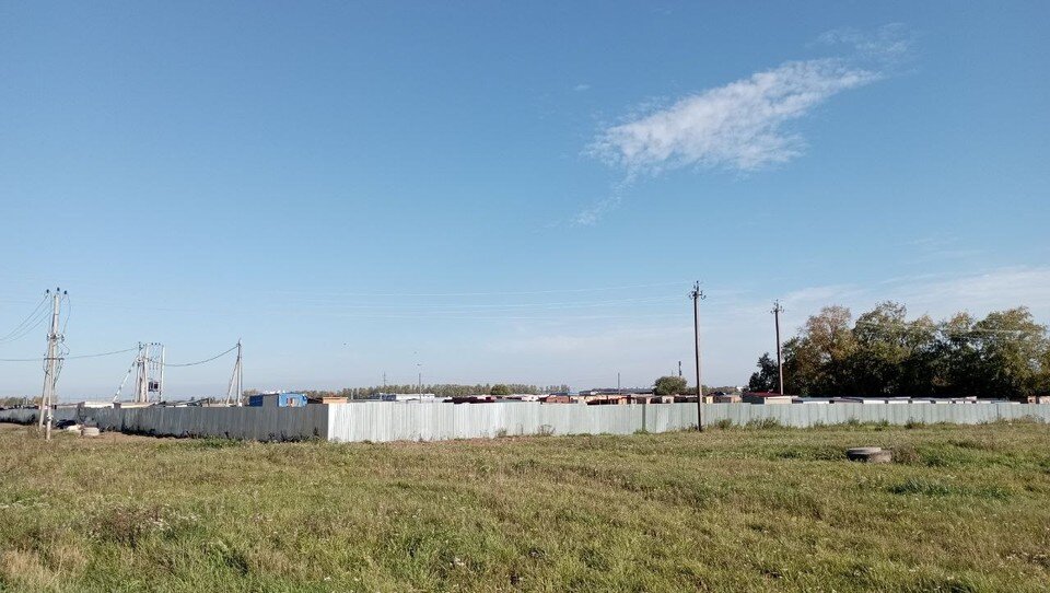    Собаки живут за этим серым забором в грязи и за решеткой. Фото: предоставлено волонтерами