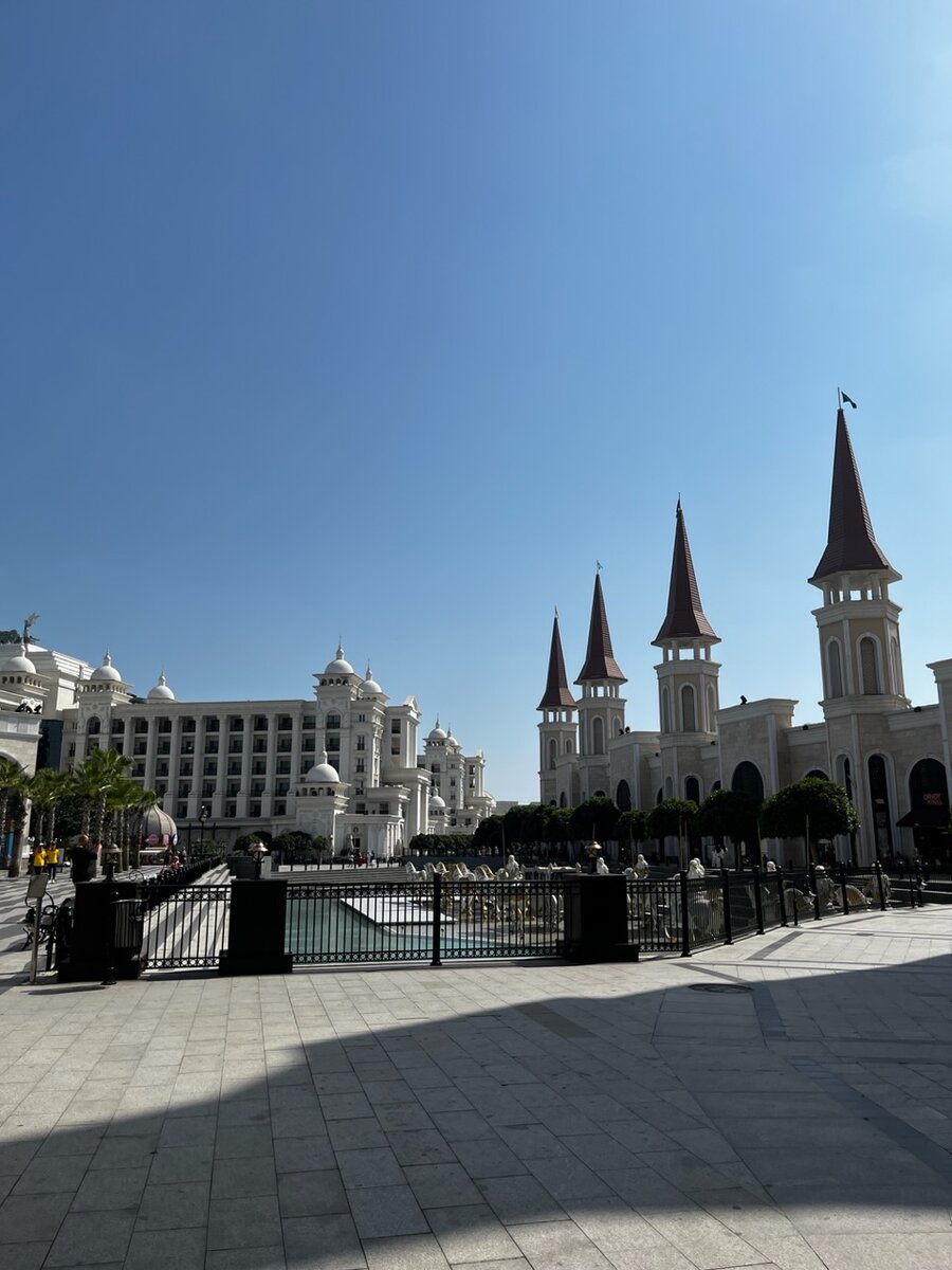 Справа вход в Lands of Legends, слева отель