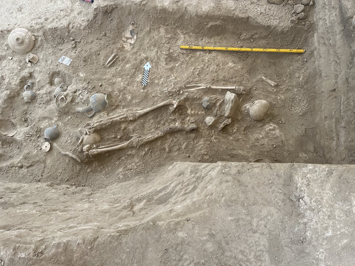 Скелет человека при раскопках гробниц на Кипре